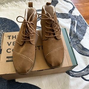 TOMS  Size 10. Suede boot.